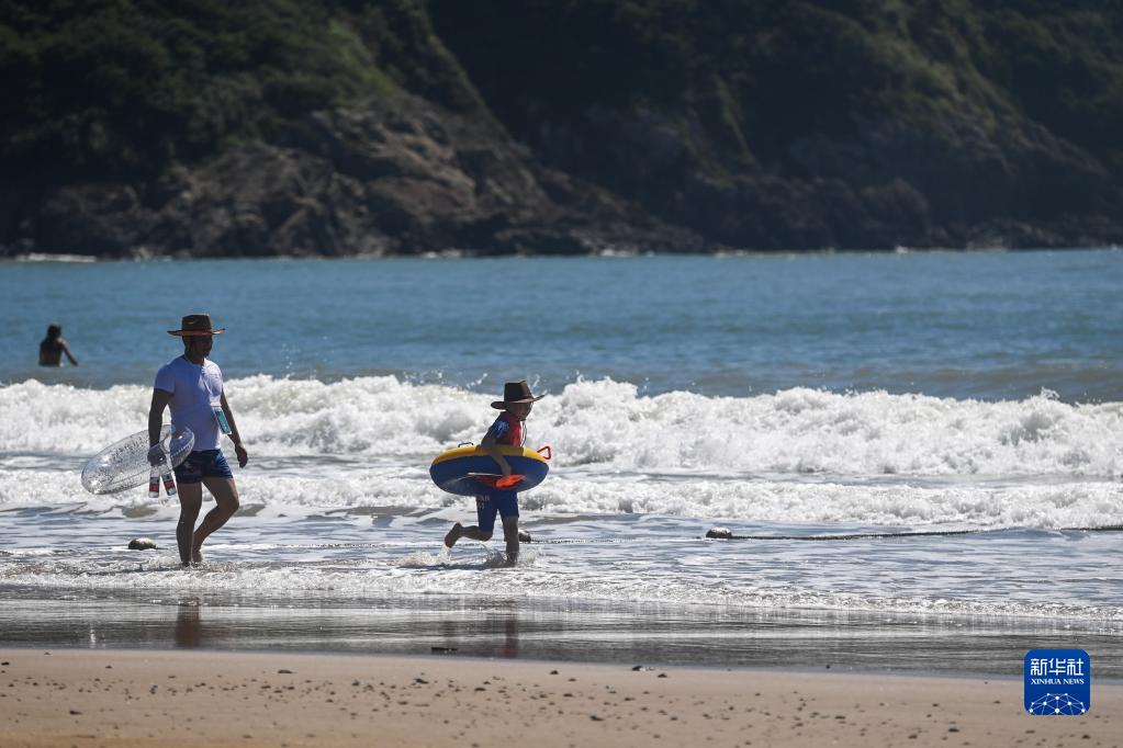 浙江舟山：夏季海滨游持续升温
